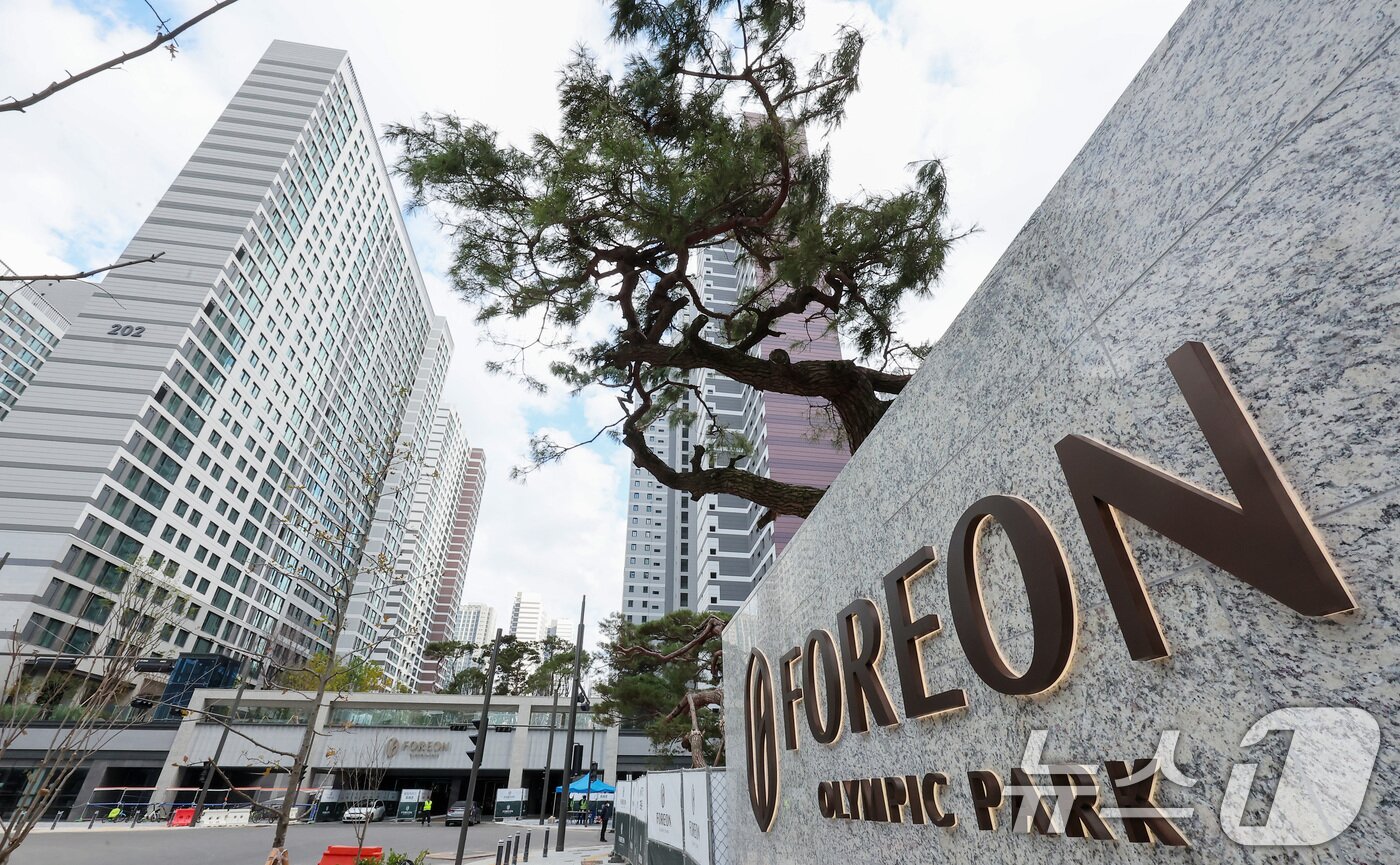 본문 이미지 - 사진은 이날 오후 1만2천32가구의 서울 강동구 올림픽파크포레온 아파트 단지 모습. 2024.10.28/뉴스1 ⓒ News1 김성진 기자