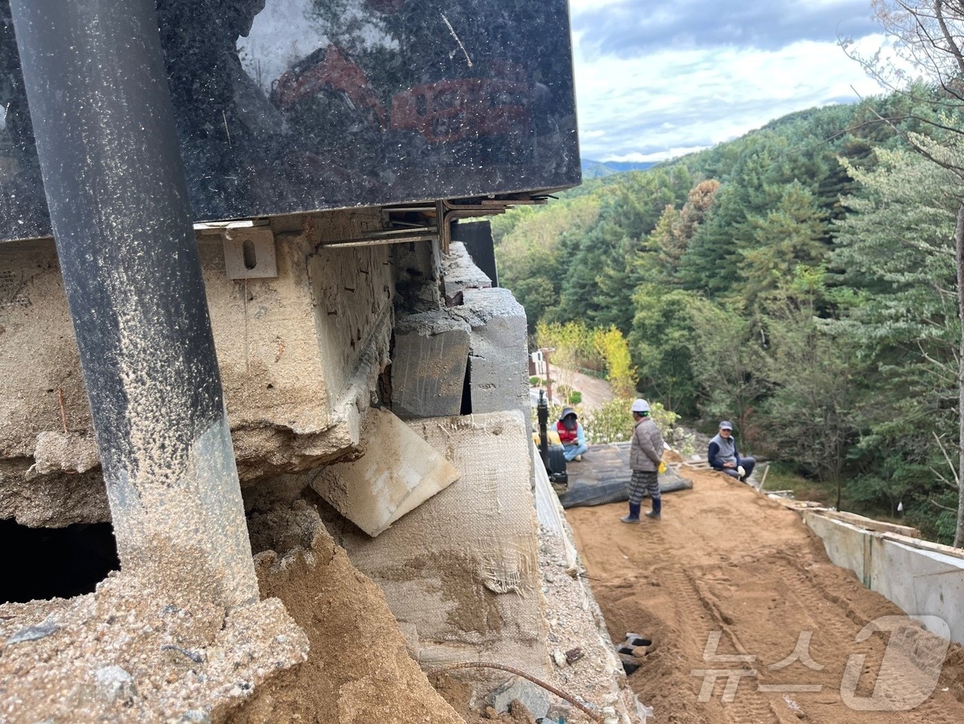 본문 이미지 - 건물 주변 옹벽 마무리 미흡(입예협 제공)