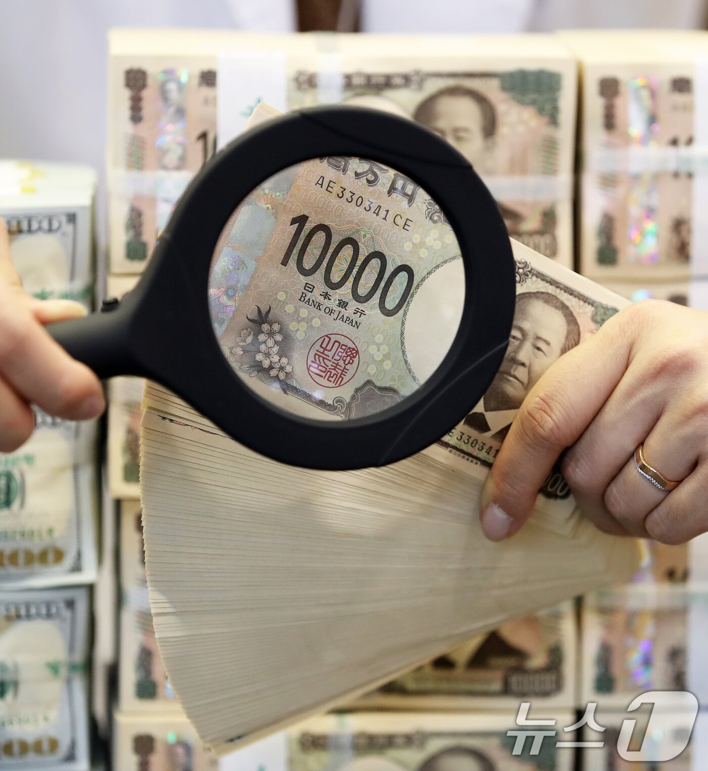 본문 이미지 -  서울 중구 하나은행 위변조대응센터에서 직원이 엔화를 정리하고 있다.  /뉴스1 ⓒ News1 오대일 기자