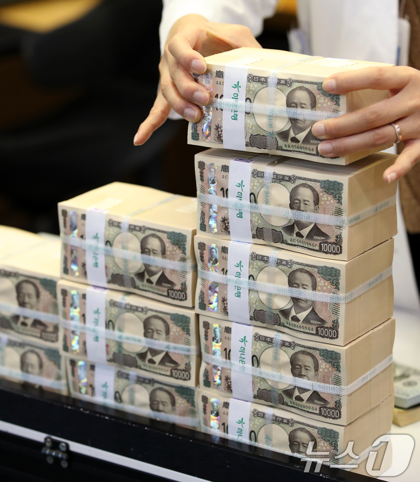 (서울=뉴스1) 오대일 기자 = 일본 집권 자민당의 중의원 선거 참패로 엔화 가치가 3개월 만에 최저 수준으로 추락한 가운데 28일 서울 중구 하나은행 위변조대응센터에서 직원이 엔 …