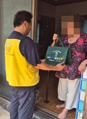 본문 이미지 - 제주통합돌봄서비스 중 하나인 도시락 배달&#40;제주도 제공&#41;/뉴스1 