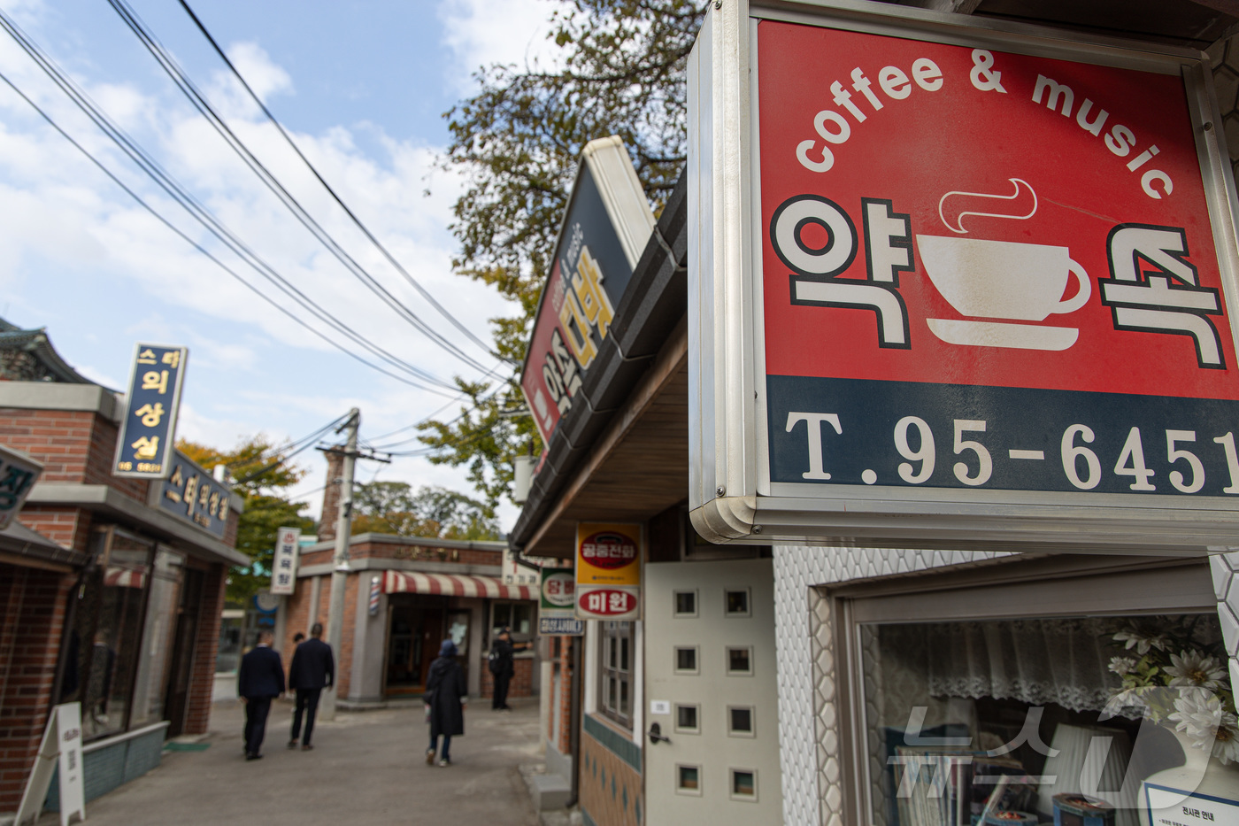 (서울=뉴스1) 이재명 기자 = 28일 오후 서울 종로구 국립민속박물관을 찾은 관광객들이 즐거운 시간을 보내고 있다.행복청에 따르면 국립민속박물관은 2031년까지 세종시 국립박물관 …