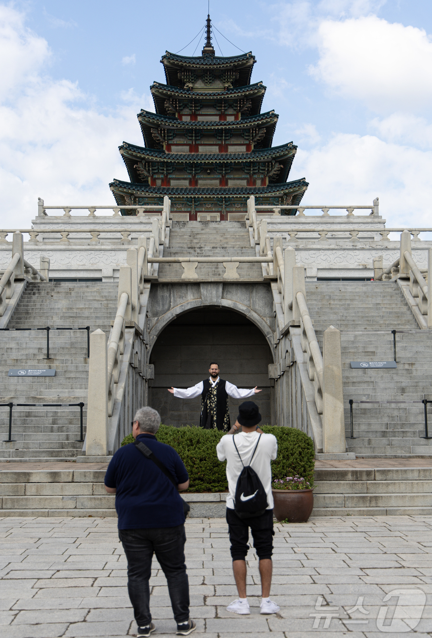 (서울=뉴스1) 이재명 기자 = 28일 오후 서울 종로구 국립민속박물관을 찾은 관광객들이 즐거운 시간을 보내고 있다.행복청에 따르면 국립민속박물관은 2031년까지 세종시 국립박물관 …