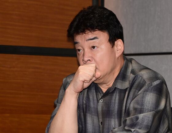 사면초가 백종원…'농약통 주스' 이어 '녹은 플라스틱' 빵 논란