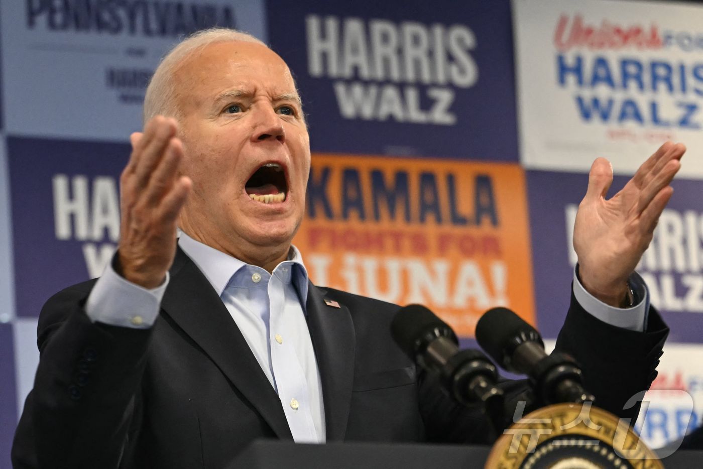 본문 이미지 - 26일&#40;현지시간&#41; 미국 펜실베이니아주 피츠버그에서 열린 북미 노동자국제노조&#40;LiUNA&#41;의 &#34;투표에 참여하라＂&#40;Get Out the Vote&#41; 출범 행사에서 연설하고 있다. 2024.10.26 ⓒ AFP=뉴스1 ⓒ News1 김지완 기자