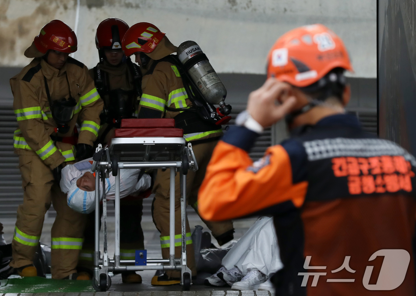 (부산=뉴스1) 윤일지 기자 = 28일 오후 부산 금정구 스포원파크 수변광장 일대에서 다중밀집시설(경륜장) 대형 화재 발생 상황을 가정한 '2024 금정구 재난대응 안전한국훈련'이 …