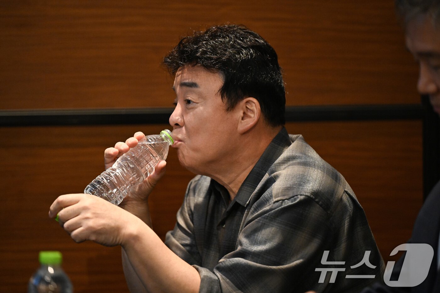 본문 이미지 - 백종원 더본코리아 대표이사가 28일 서울 영등포구 여의도 콘래드호텔에서 열린 더본코리아 기업설명회(IPO)에 참석해 물을 마시고 있다. 공동취재) 2024.10.28/뉴스1 ⓒ News1 김진환 기자