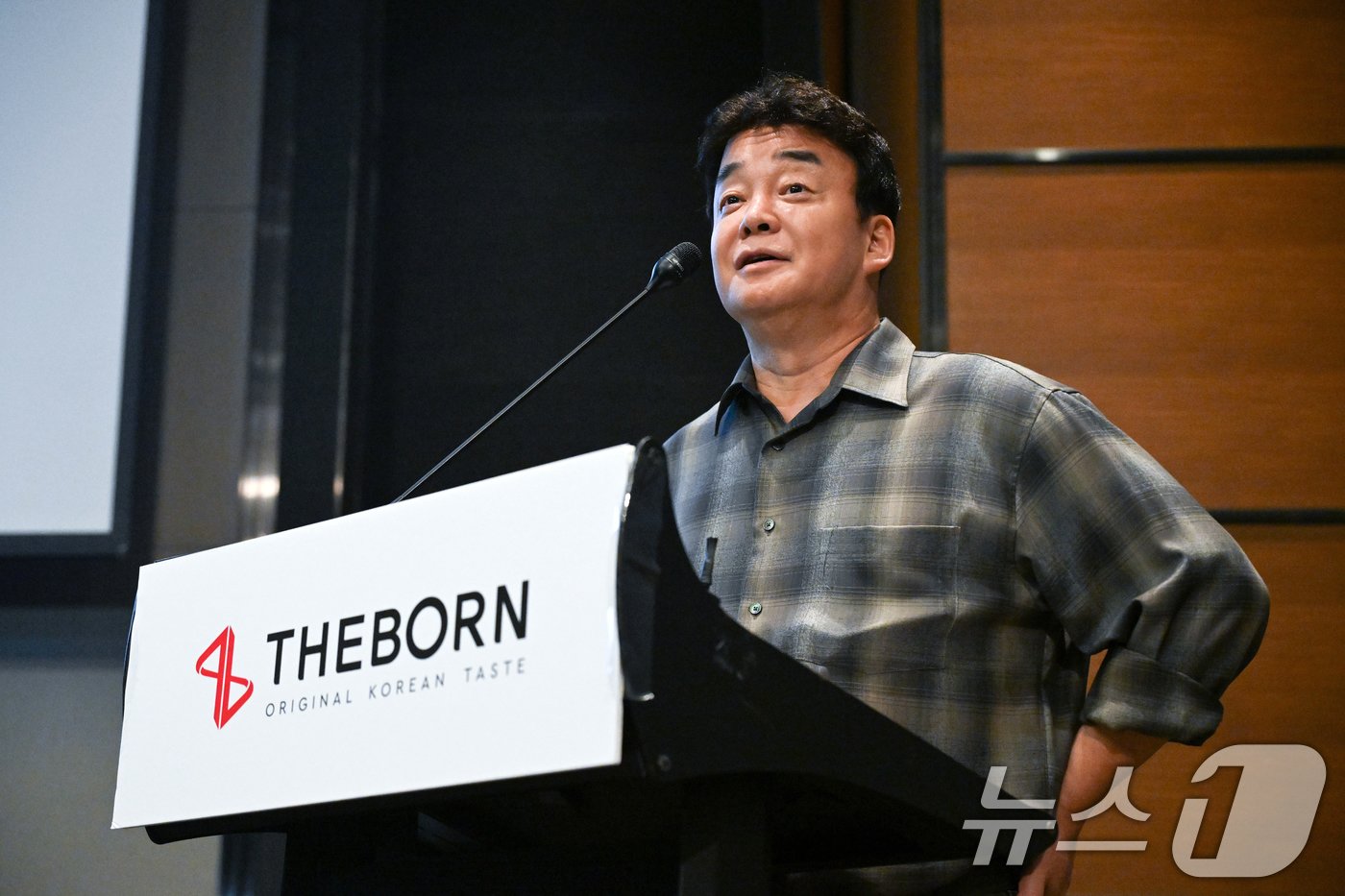 본문 이미지 - 백종원 더본코리아 대표이사가 28일 서울 영등포구 여의도 콘래드호텔에서 열린 더본코리아 기업설명회(IPO)에 참석해 기업설명을 하고 있다. 금융투자업계에 따르면 더본코리아는 이날과 29일 일반투자자 대상 공모주 청약에 나선다. 확정 공모가는 3만 4000원이며, 다음 달 6일 코스피 시장에 상장될 예정이다. 상장 주관사는 한국투자증권·NH투자증권이다. (공동취재) 2024.10.28/뉴스1 ⓒ News1 김진환 기자