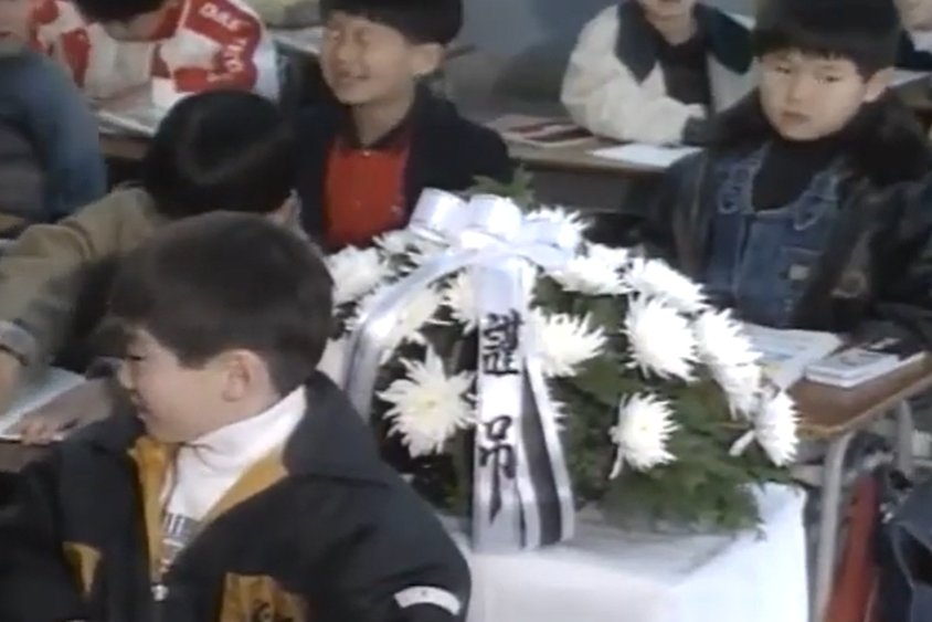 본문 이미지 - &#40;국화가 놓여있는 이득화 군의 교실 책상. KBS 뉴스공장 갈무리&#41;