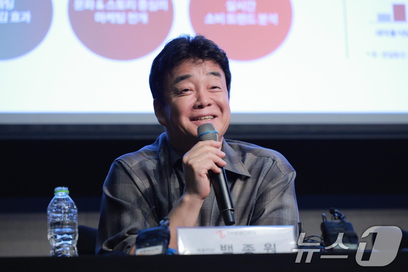 본문 이미지 - 백종원 더본코리아 대표이사가 28일 오후 서울 영등포구 콘래드호텔에서 열린 더본코리아 기업설명회에서 취재진의 질문에 답하고 있다. (공동취재) 2024.10.28/뉴스1 ⓒ News1 김진환 기자