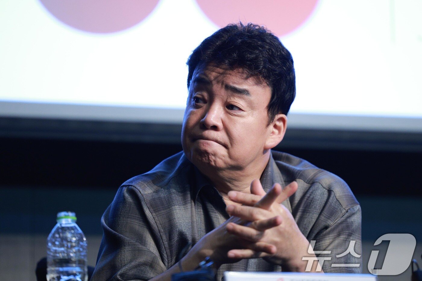 본문 이미지 - 백종원 더본코리아 대표이사가 28일 오후 서울 영등포구 콘래드호텔에서 열린 더본코리아 기업설명회에 참석해 있다. (공동취재) 2024.10.28/뉴스1 ⓒ News1 김진환 기자