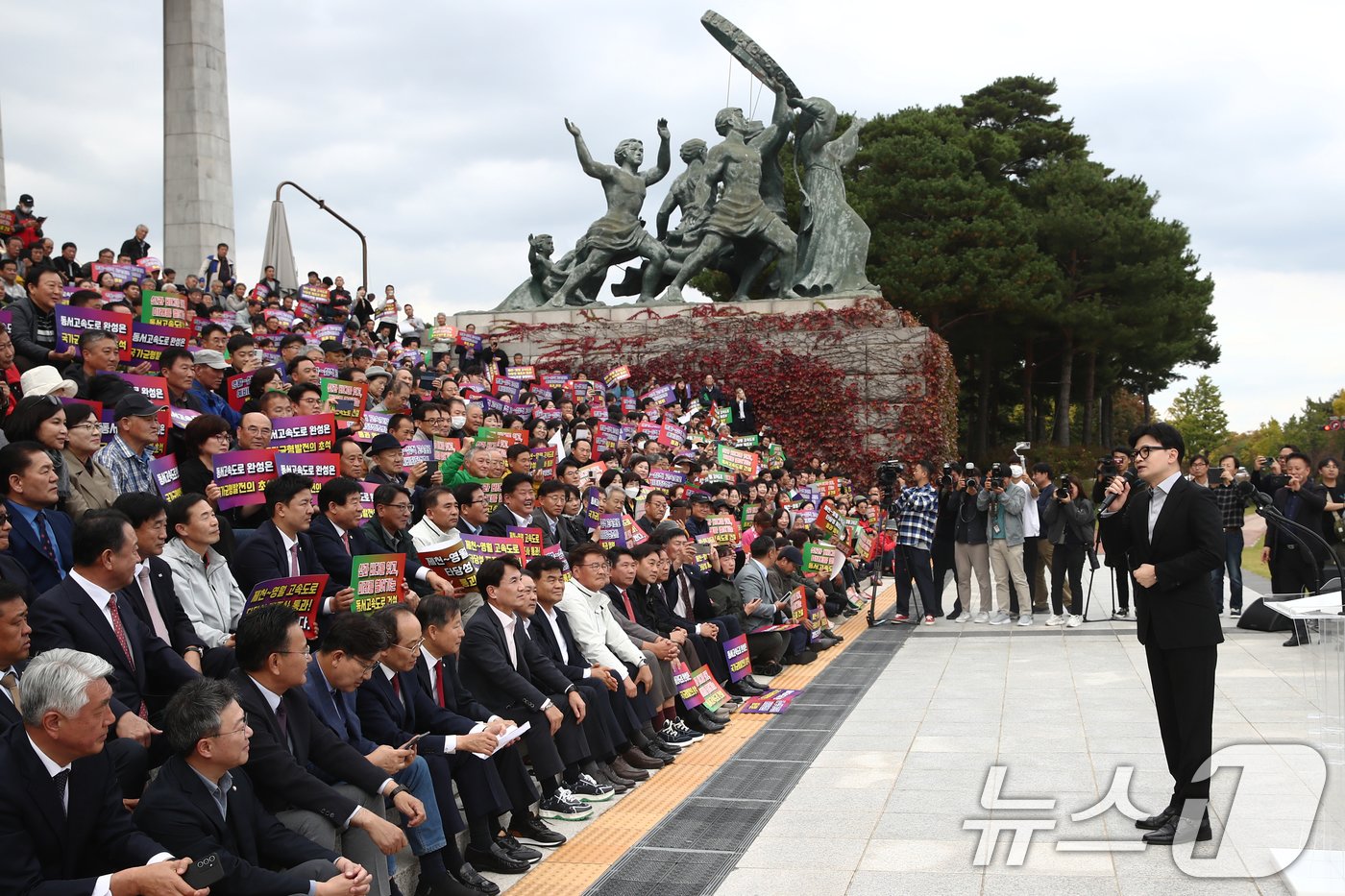 한동훈 국민의힘 대표가 28일 오후 서울 여의도 국회 본청 앞 계단에서 열린 &#39;제천-삼척 고속도로 예타 통과 및 조기건설을 위한 대국민 설명회&#39;에 참석해 발언하고 있다. 2024.10.28/뉴스1 ⓒ News1 이광호 기자