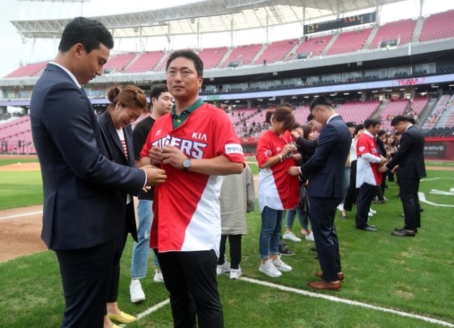 본문 이미지 - 2020년 프로 지명을 받은 뒤 신인 선수 환영식에서 아버지 정회열에게 자신의 유니폼을 입혀드리고 있는 정해영. (KIA 제공)