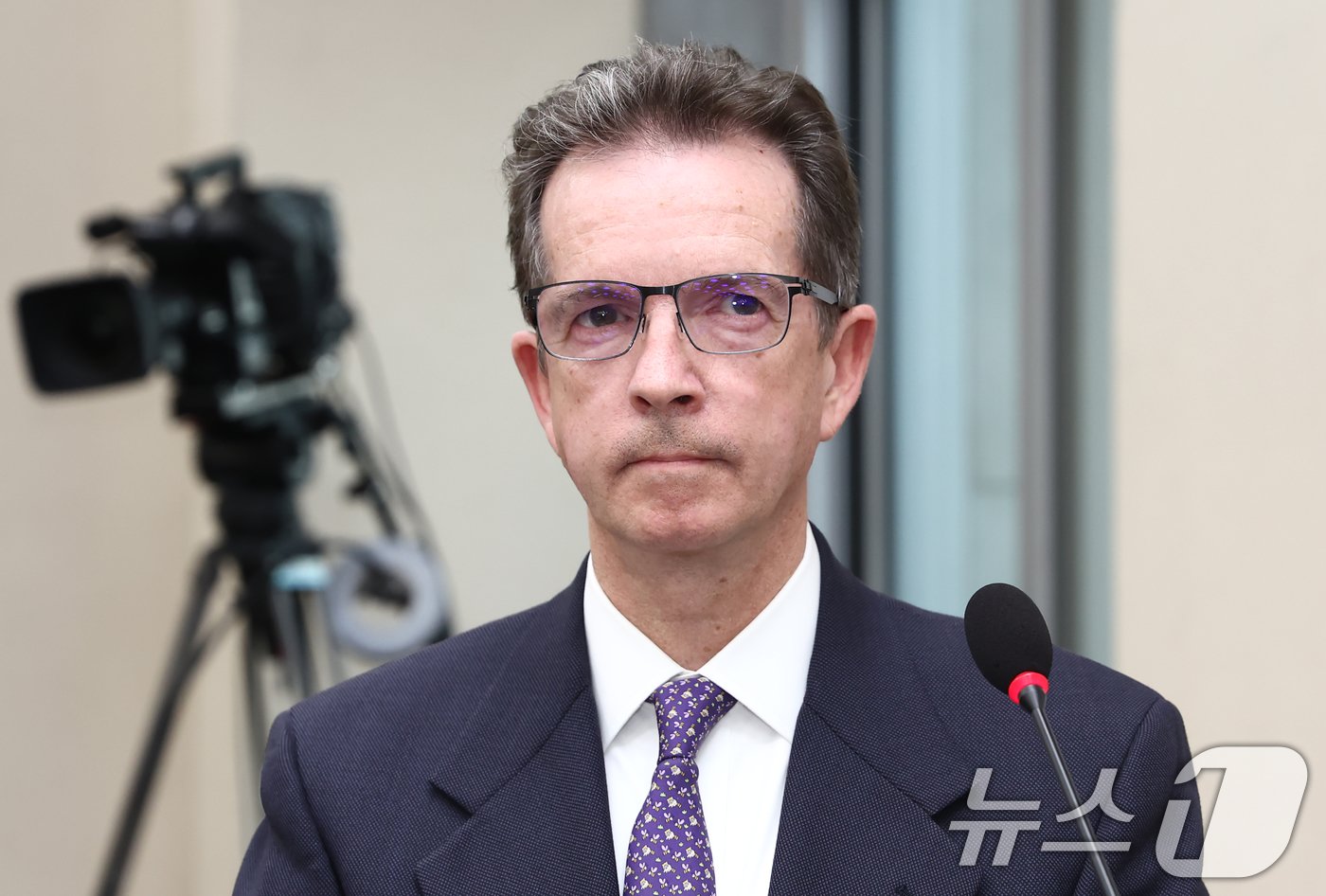 본문 이미지 - 피터 알덴우드 애플코리아 대표가 28일 오후 서울 여의도 국회 기획재정위원회에서 열린 기획재정부 등에 대한 종합 국정감사에서 의원 질의를 듣고 있다. 2024.10.28/뉴스1 ⓒ News1 김민지 기자