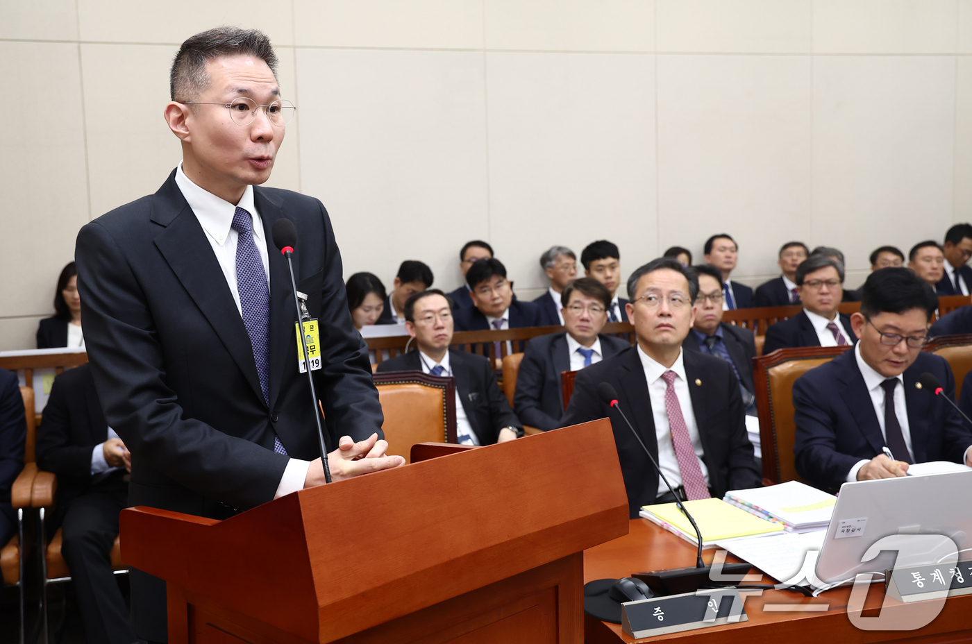 (서울=뉴스1) 김민지 기자 = 김경훈 구글코리아 대표가 28일 오후 서울 여의도 국회 기획재정위원회에서 열린 기획재정부 등에 대한 종합 국정감사에서 의원 질의에 답변하고 있다. …