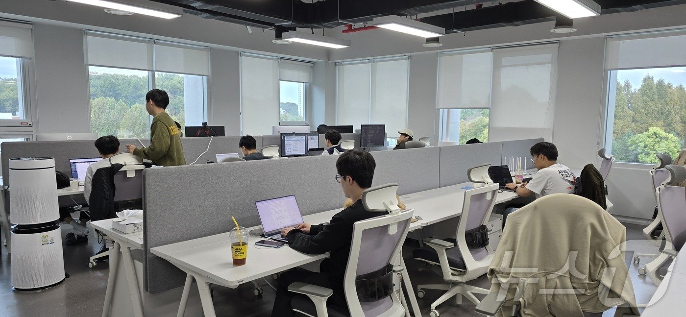 본문 이미지 - 28일 서울 서초구 양재에 개소한 '국가 인공지능(AI) 연구거점'에선 수십여명의 한국과학기술원(KAIST) 연구생들이 비전 AI, 대형언어모델(LLM) 등 연구를 수행하고 있었다./뉴스1 ⓒ News1 윤주영 기자