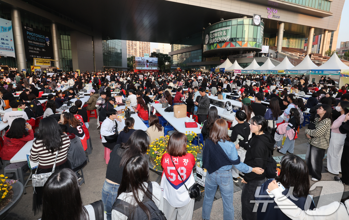 (광주=뉴스1) 김태성 기자 = 28일 오후 광주 서구 김대중컨벤션센터 야외광장에서 '2024 신한 SOL 뱅크 KBO 포스트시즌' 한국시리즈 5차전 KIA 타이거즈와 삼성라이온즈 …