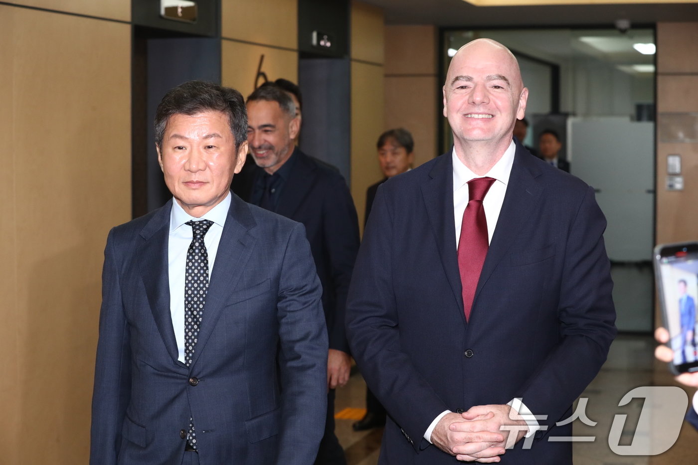 본문 이미지 - 지아니 인판티노 국제축구연맹(FIFA) 회장이 28일 오후 서울 종로구 축구회관을 방문해 정몽규 대한축구협회 회장과 만나 나란히 걷고 있다. 2024.10.28/뉴스1 ⓒ News1 박세연 기자