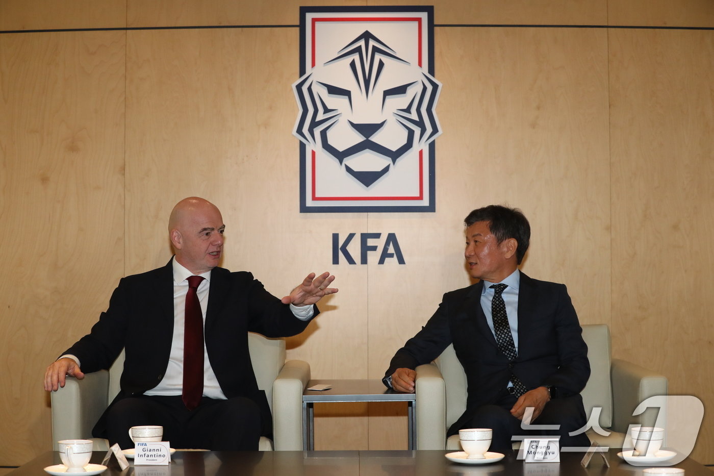 본문 이미지 - 지아니 인판티노 국제축구연맹(FIFA) 회장이 28일 오후 서울 종로구 축구회관을 방문해 정몽규 대한축구협회 회장과 만나 환담을 나누고 있다. 2024.10.28/뉴스1 ⓒ News1 박세연 기자