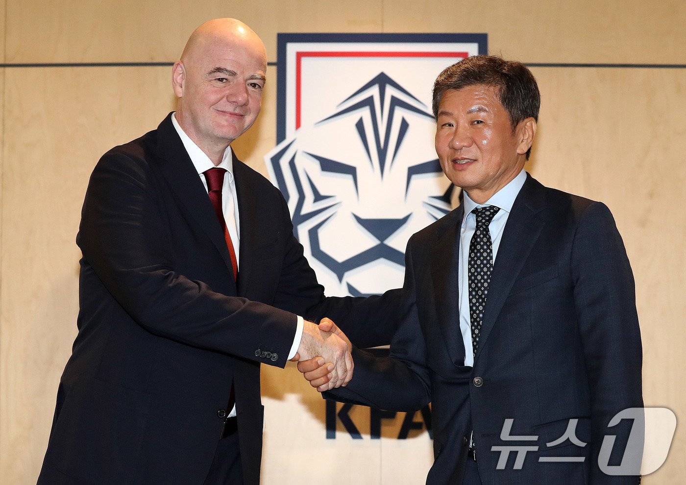 본문 이미지 - 지아니 인판티노 국제축구연맹(FIFA) 회장이 28일 오후 서울 종로구 축구회관을 방문해 정몽규 대한축구협회 회장과 만나 인사를 나누고 있다. 2024.10.28/뉴스1 ⓒ News1 박세연 기자