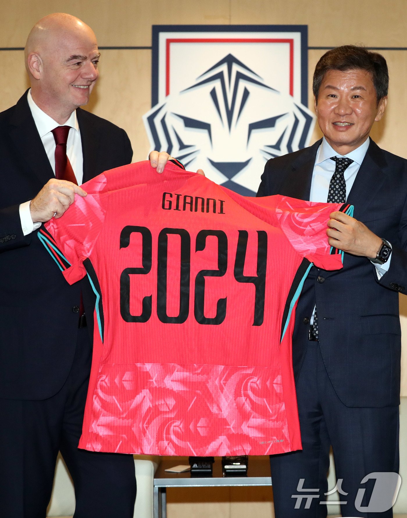 본문 이미지 - 지아니 인판티노 국제축구연맹(FIFA) 회장이 28일 오후 서울 종로구 축구회관을 방문해 정몽규 대한축구협회 회장에게 유니폼을 전달 받고 있다. 2024.10.28/뉴스1 ⓒ News1 박세연 기자