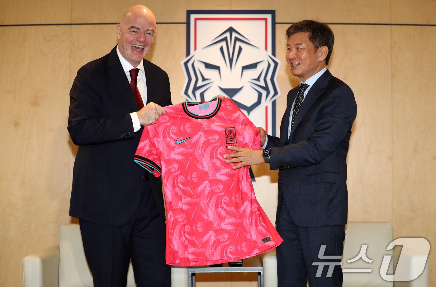 본문 이미지 - 지아니 인판티노 국제축구연맹(FIFA) 회장이 28일 오후 서울 종로구 축구회관을 방문해 정몽규 대한축구협회 회장에게 유니폼을 전달 받고 있다. 2024.10.28/뉴스1 ⓒ News1 박세연 기자