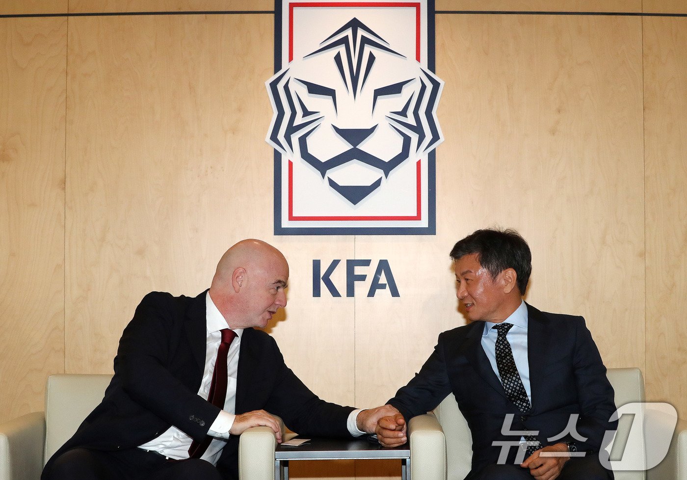 본문 이미지 - 지아니 인판티노 국제축구연맹(FIFA) 회장이 28일 오후 서울 종로구 축구회관을 방문해 정몽규 대한축구협회 회장을 만나 대화를 나누고 있다. 2024.10.28./뉴스1 ⓒ News1 박세연 기자