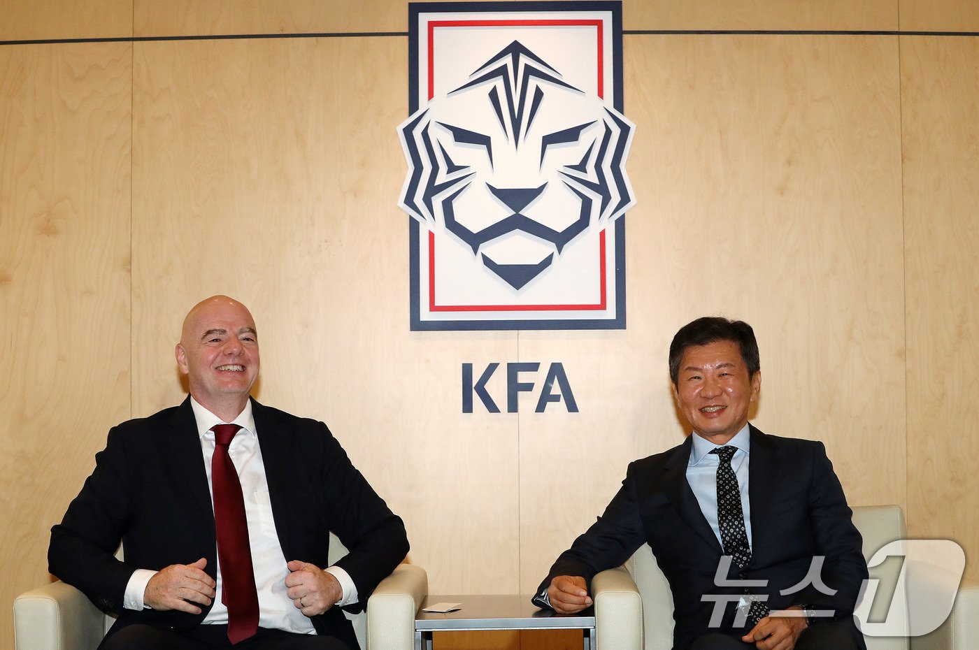 본문 이미지 - 지아니 인판티노 국제축구연맹(FIFA) 회장이 28일 오후 서울 종로구 축구회관을 방문해 정몽규 대한축구협회 회장을 만나 대화를 나누고 있다. 2024.10.28./뉴스1 ⓒ News1 박세연 기자