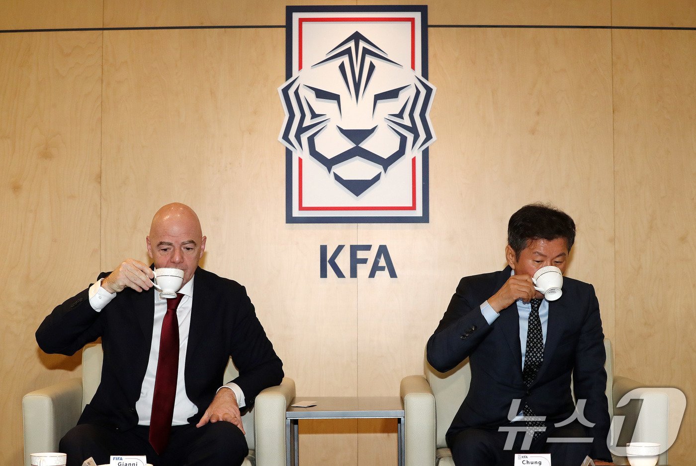 본문 이미지 - 지아니 인판티노 국제축구연맹(FIFA) 회장이 28일 오후 서울 종로구 축구회관을 방문해 정몽규 대한축구협회 회장을 만나 대화를 나누기 전 차를 마시고 있다. 2024.10.28./뉴스1 ⓒ News1 박세연 기자