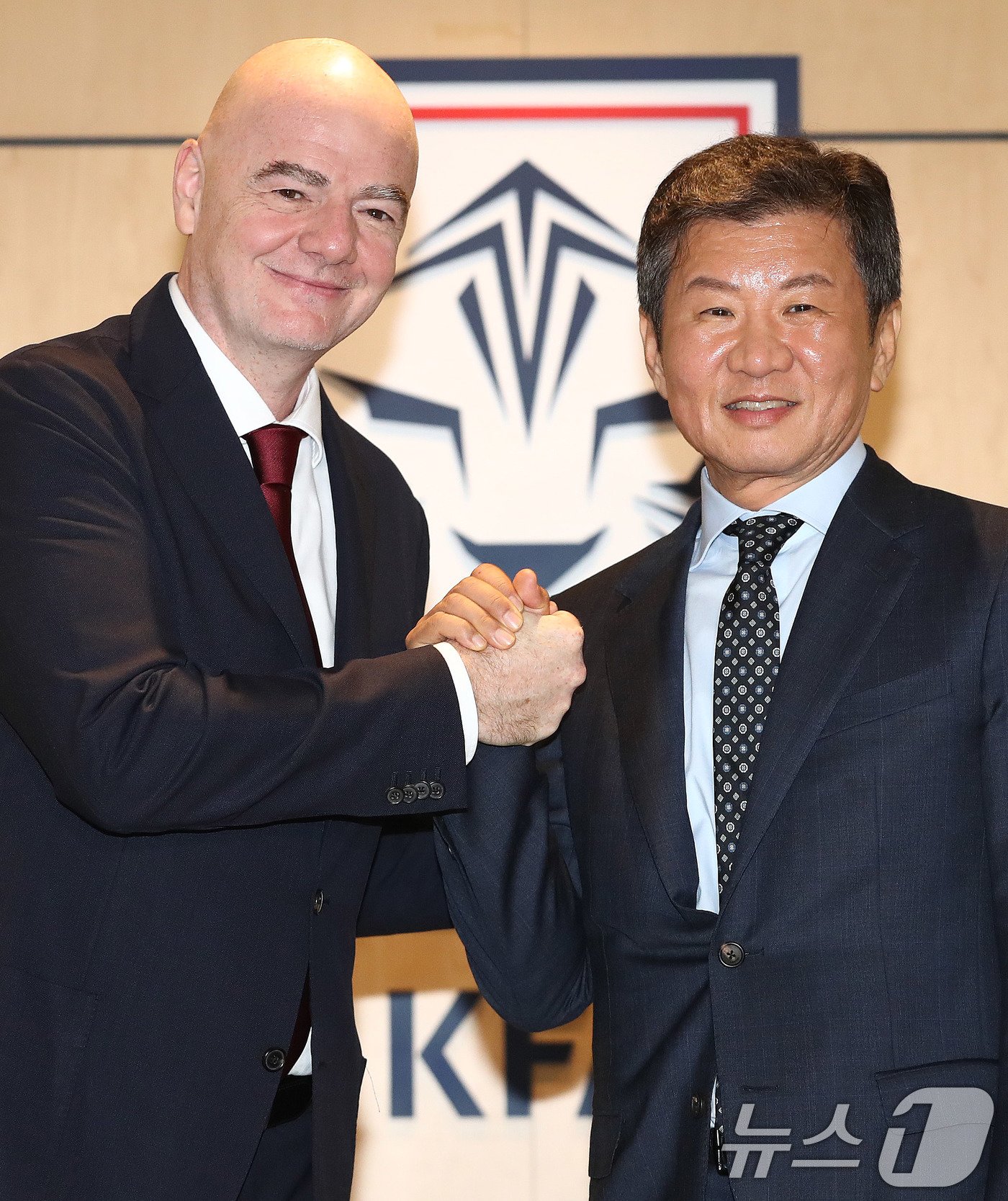 본문 이미지 - 지아니 인판티노 국제축구연맹(FIFA) 회장이 28일 오후 서울 종로구 축구회관을 방문해 정몽규 대한축구협회 회장을 만나 인사를 나누고 있다. 2024.10.28./뉴스1 ⓒ News1 박세연 기자