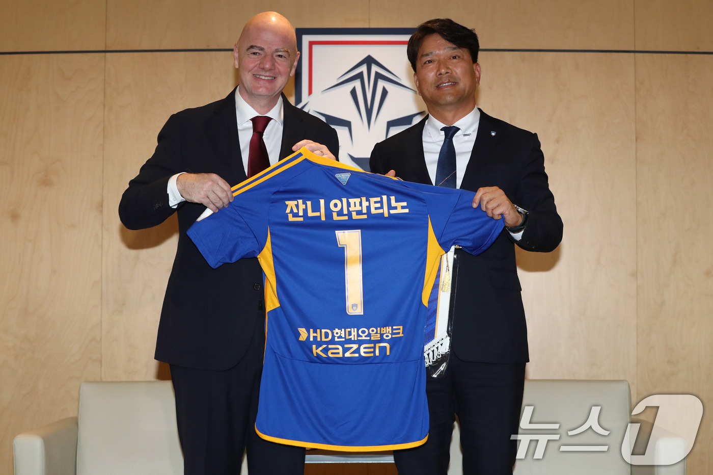 (서울=뉴스1) 박세연 기자 = 지아니 인판티노 국제축구연맹(FIFA) 회장이 28일 오후 서울 종로구 축구회관을 방문해 울산HD 김광국 대표이사를 만나 유니폼을 전달받고 있다. …