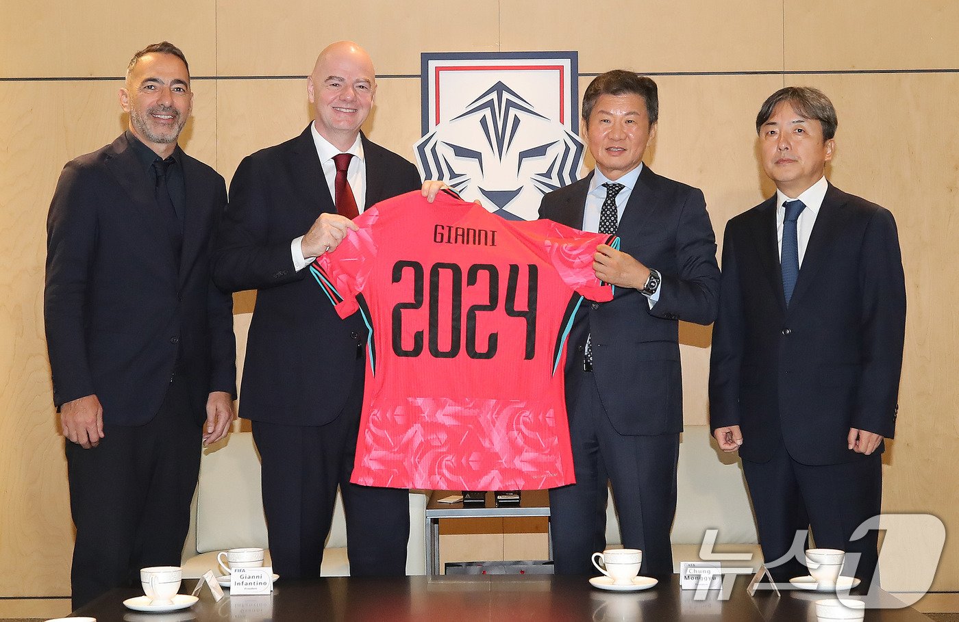 본문 이미지 - 지아니 인판티노 국제축구연맹(FIFA) 회장이 28일 오후 서울 종로구 축구회관을 방문해 정몽규 대한축구협회 회장에게 유니폼을 전달 받고 있다. 2024.10.28./뉴스1 ⓒ News1 박세연 기자