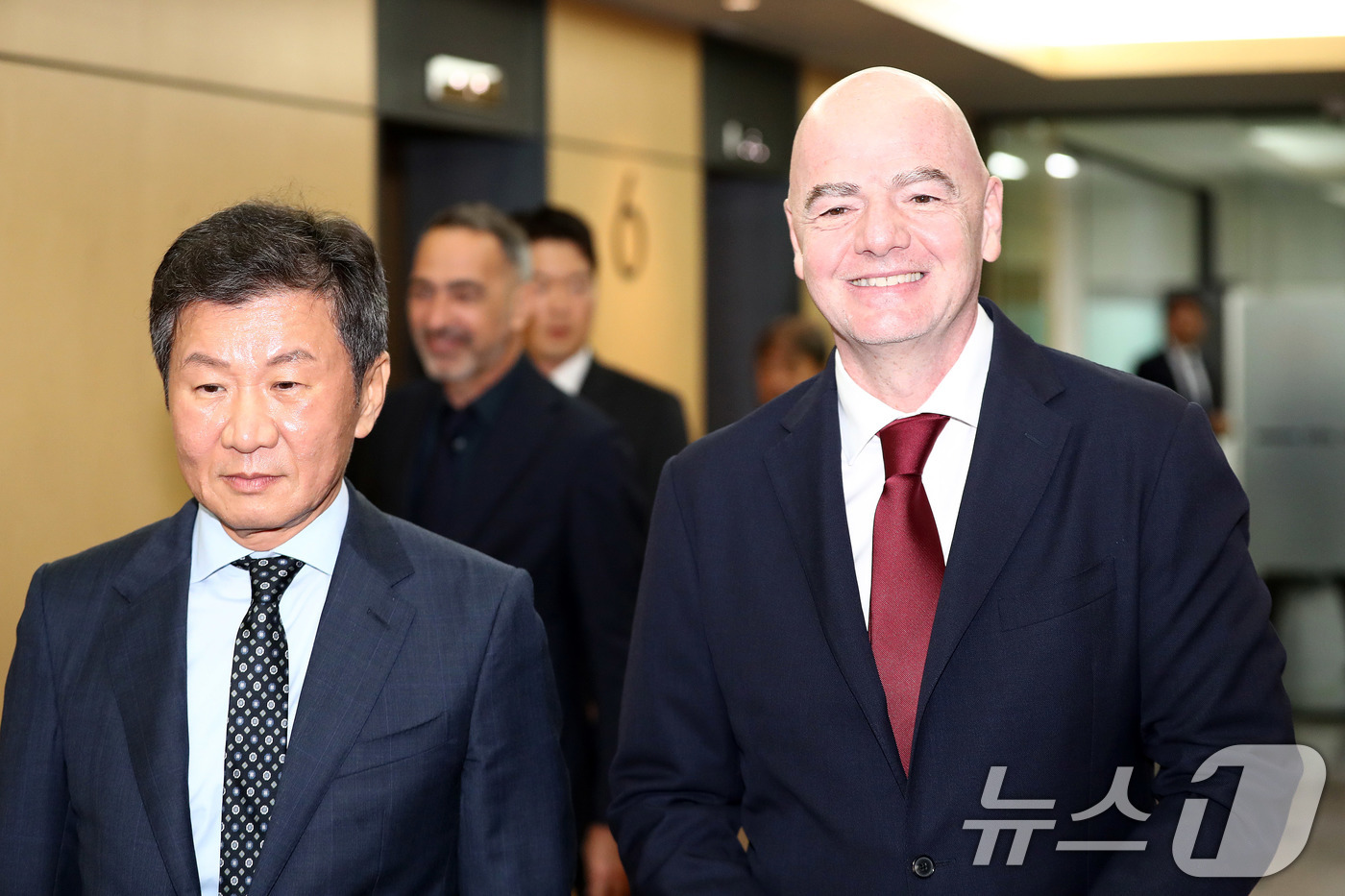 (서울=뉴스1) 박세연 기자 = 지아니 인판티노 국제축구연맹(FIFA) 회장이 28일 오후 서울 종로구 축구회관을 방문해 정몽규 대한축구협회 회장과 함께 회장실로 들어서고 있다. …