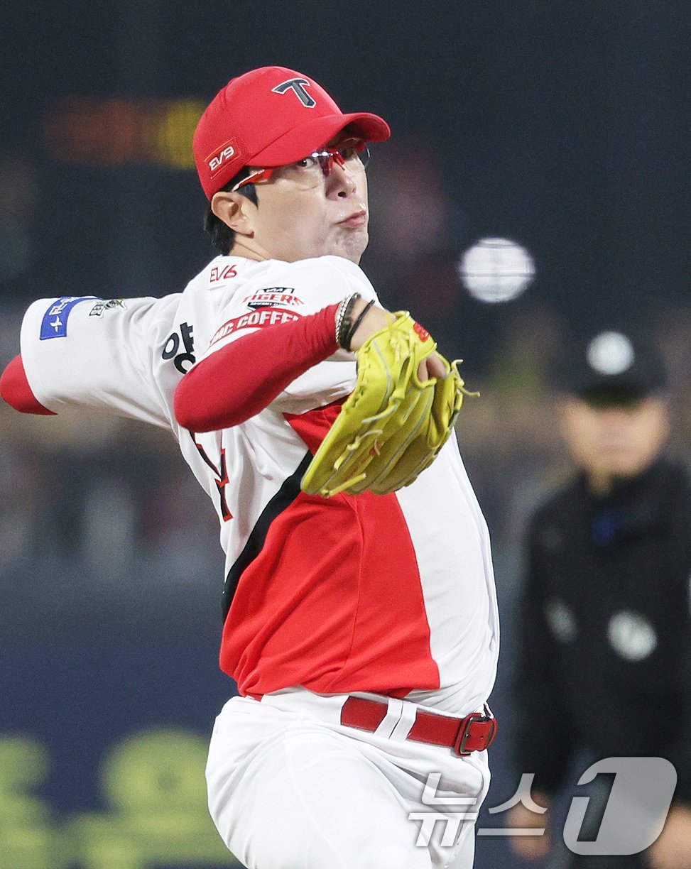 28일 오후 광주 기아챔피언스필드에서 열린 프로야구 &#39;2024 신한 SOL 뱅크 KBO 포스트시즌&#39; 한국시리즈 5차전 삼성 라이온즈와 KIA 타이거즈의 경기, 1회초 KIA 선발 양현종이 역투하고 있다. 2024.10.28/뉴스1 ⓒ News1 장수영 기자