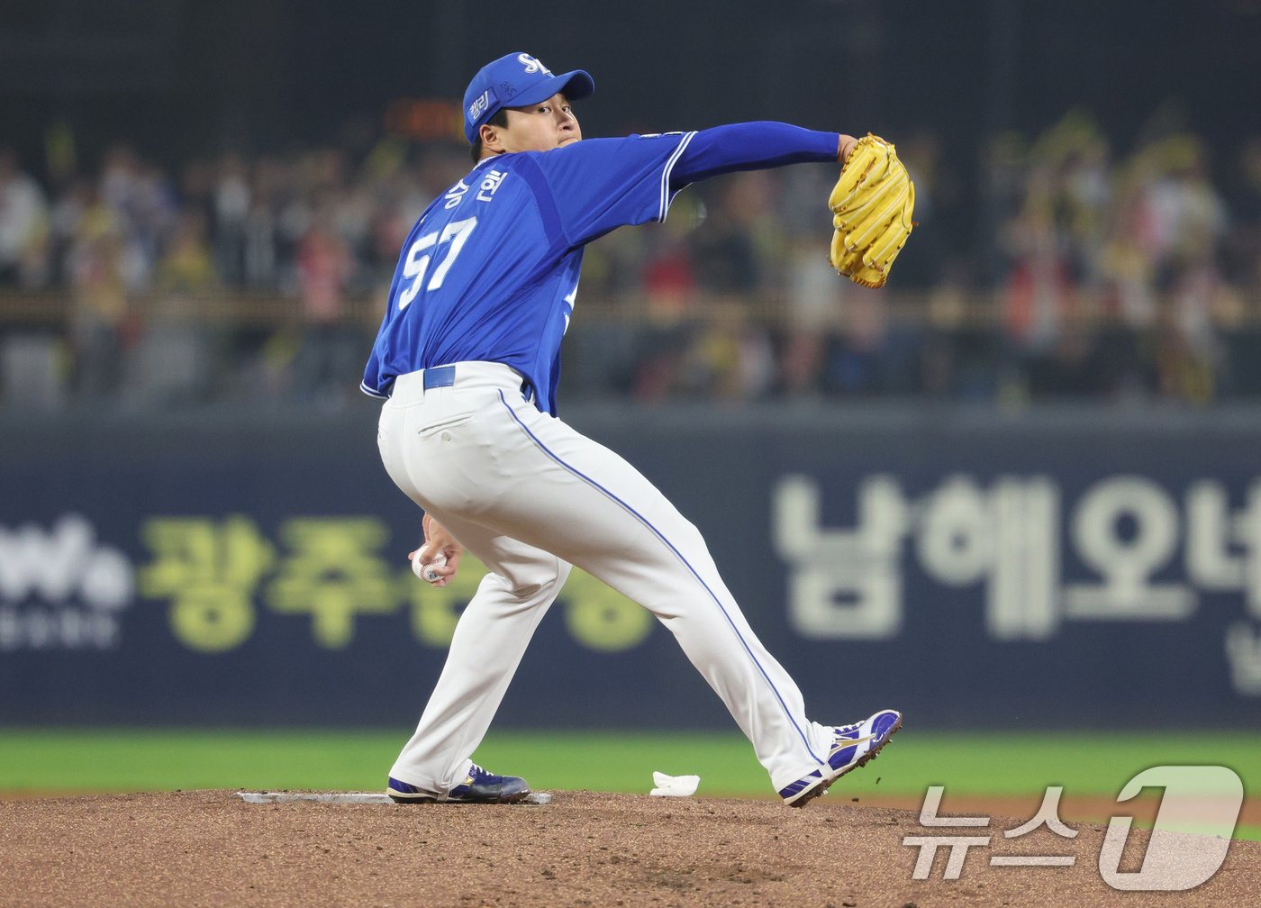 28일 오후 광주 기아챔피언스필드에서 열린 프로야구 &#39;2024 신한 SOL 뱅크 KBO 포스트시즌&#39; 한국시리즈 5차전 삼성 라이온즈와 KIA 타이거즈의 경기, 1회말 삼성 선발 이승현이 역투하고 있다. 2024.10.28/뉴스1 ⓒ News1 장수영 기자