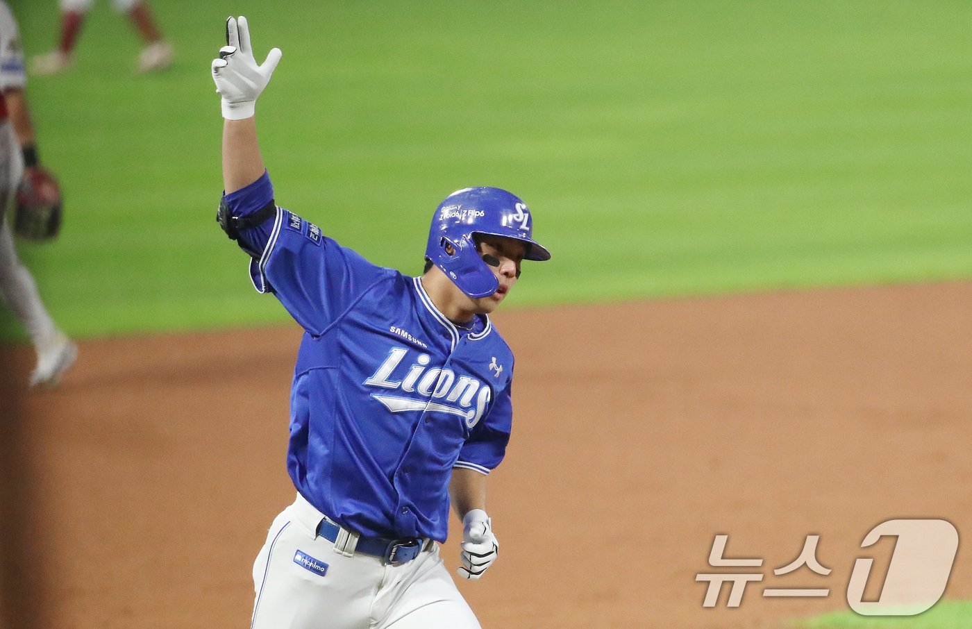 본문 이미지 - 28일 오후 광주 기아챔피언스필드에서 열린 프로야구 '2024 신한 SOL 뱅크 KBO 포스트시즌' 한국시리즈 5차전 삼성 라이온즈와 KIA 타이거즈의 경기 1회초 2사 주자 없는 상황 삼성 김영웅이 KIA 양현종을 상대로 1점 홈런을 치고 환호하고 있다. 2024.10.28/뉴스1 ⓒ News1 임세영 기자