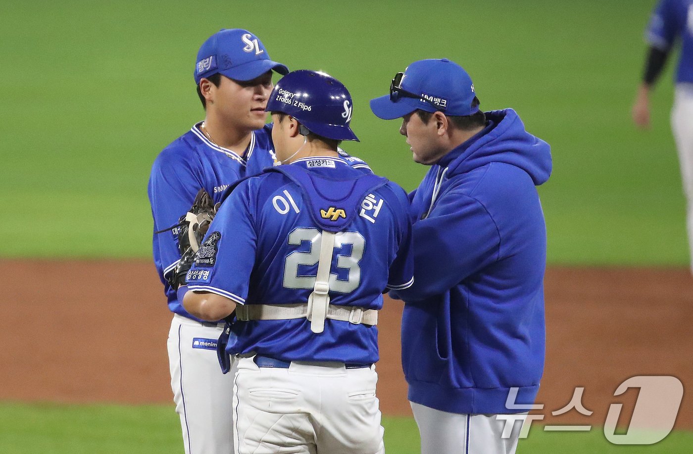 28일 오후 광주 기아챔피언스필드에서 열린 프로야구 &#39;2024 신한 SOL 뱅크 KBO 포스트시즌&#39; 한국시리즈 5차전 삼성 라이온즈와 KIA 타이거즈의 경기 2회말 2사 2,3루 상황 삼성 정대현 투수코치가 마운드에 올라 이승현과 이야기를 나누고 있다. 2024.10.28/뉴스1 ⓒ News1 임세영 기자