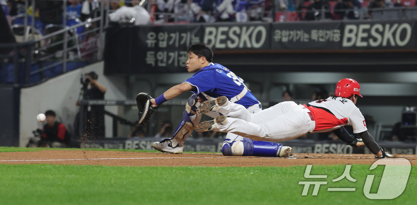 (광주=뉴스1) 장수영 기자 = 28일 오후 광주 기아챔피언스필드에서 열린 프로야구 '2024 신한 SOL 뱅크 KBO 포스트시즌' 한국시리즈 5차전 삼성 라이온즈와 KIA 타이거 …