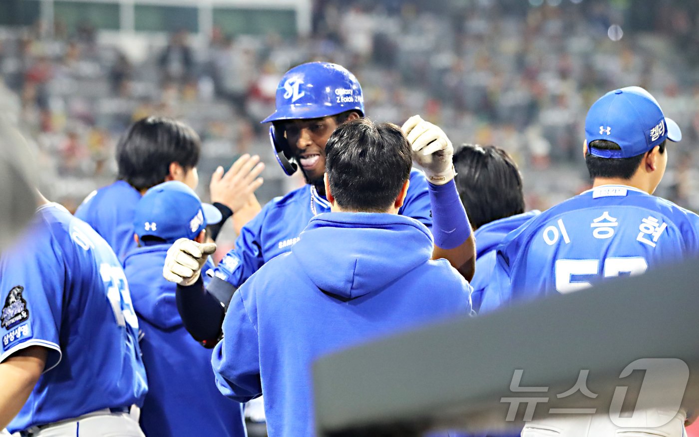 28일 오후 광주 북구 기아챔피언스필드에서 열린 프로야구 &#39;2024 신한 SOL 뱅크 KBO 포스트시즌&#39; 한국시리즈 5차전 삼성 라이온즈와 기아 타이거즈의 경기에서 삼성 디아즈가 1회와 3회 연타석 홈런을 치고 동료들의 환영을 받고 있다.2024.10.28/뉴스1 ⓒ News1 김기남 기자