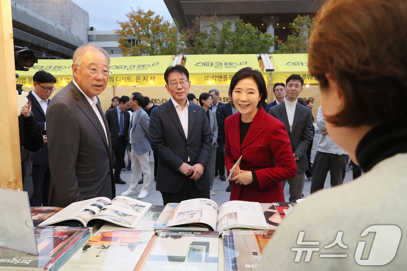 (서울=뉴스1) 민경석 기자 = 류진 한국경제인협회 회장(왼쪽부터)과 이재근 KB국민은행 은행장, 오영주 중소벤처기업부 장관이 28일 광화문광장에서 열린 '2024 스타콘페스타'를 …