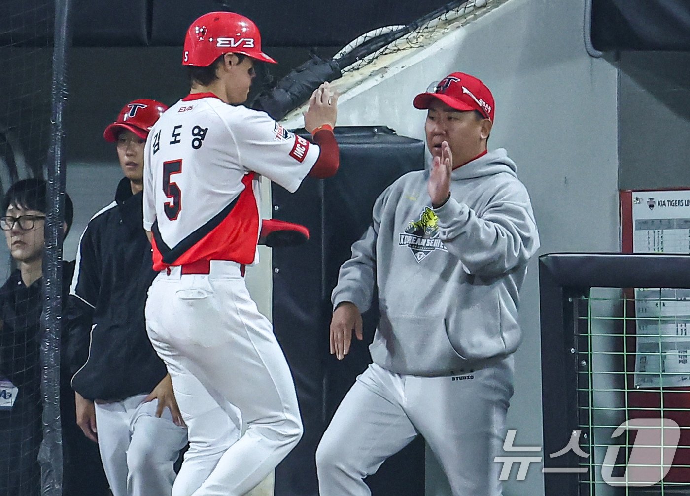 28일 오후 광주 북구 기아챔피언스필드에서 열린 프로야구 &#39;2024 신한 SOL 뱅크 KBO 포스트시즌&#39; 한국시리즈 5차전 삼성 라이온즈와 기아 타이거즈의 경기, KIA 이범호 감독이 3회말 1사 1,3루 상황에서 KIA 최형우의 적시타때 득점한 김도영을 맞이하고 있다. 2024.10.28/뉴스1 ⓒ News1 김도우 기자