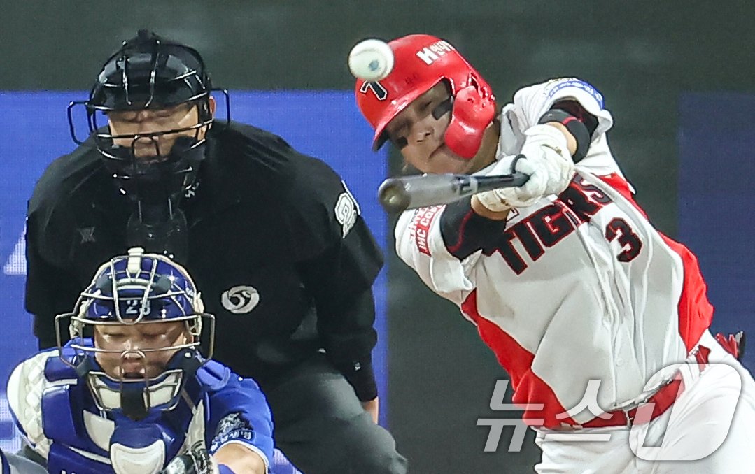 28일 오후 광주 북구 기아챔피언스필드에서 열린 프로야구 &#39;2024 신한 SOL 뱅크 KBO 포스트시즌&#39; 한국시리즈 5차전 삼성 라이온즈와 기아 타이거즈의 경기, 4회말 2사 주자없는 상황에서KIA 김선빈이 안타를 치고 있다. 2024.10.28/뉴스1 ⓒ News1 김도우 기자