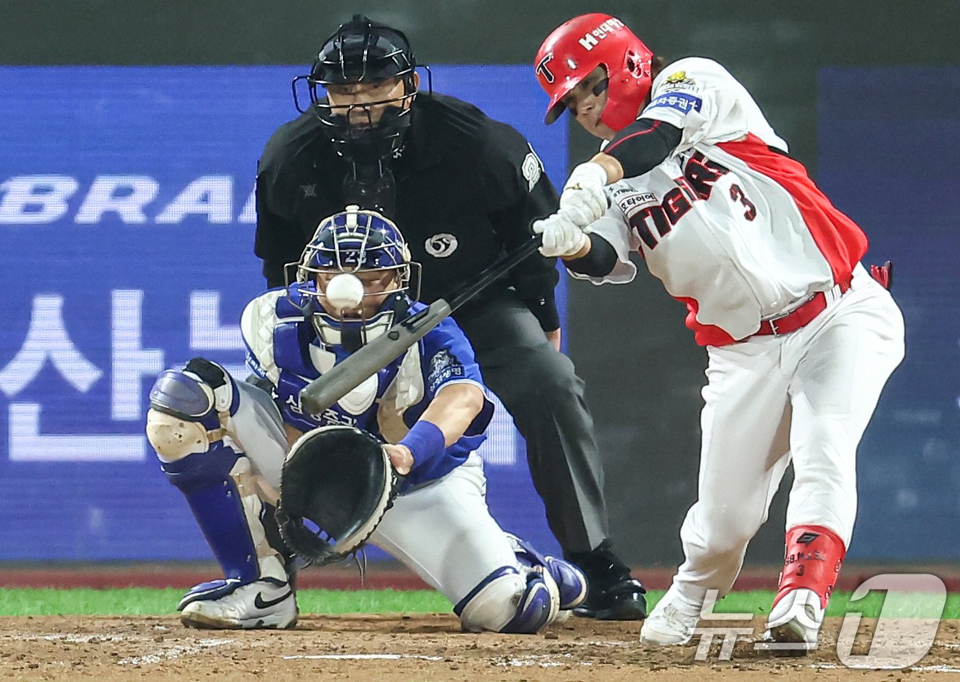 28일 오후 광주 북구 기아챔피언스필드에서 열린 프로야구 &#39;2024 신한 SOL 뱅크 KBO 포스트시즌&#39; 한국시리즈 5차전 삼성 라이온즈와 기아 타이거즈의 경기, 4회말 2사 주자없는 상황에서 KIA 김선빈이 안타를 치고 있다. 2024.10.28/뉴스1 ⓒ News1 김도우 기자