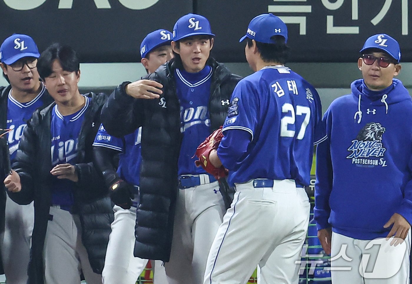 28일 오후 광주 북구 기아챔피언스필드에서 열린 프로야구 &#39;2024 신한 SOL 뱅크 KBO 포스트시즌&#39; 한국시리즈 5차전 삼성 라이온즈와 기아 타이거즈의 경기, 삼성 구자욱이 4회말 2사 만루 상황을 무실점으로 마친 삼성 구원투수 김태훈을 맞이하고 있다. 2024.10.28/뉴스1 ⓒ News1 김도우 기자