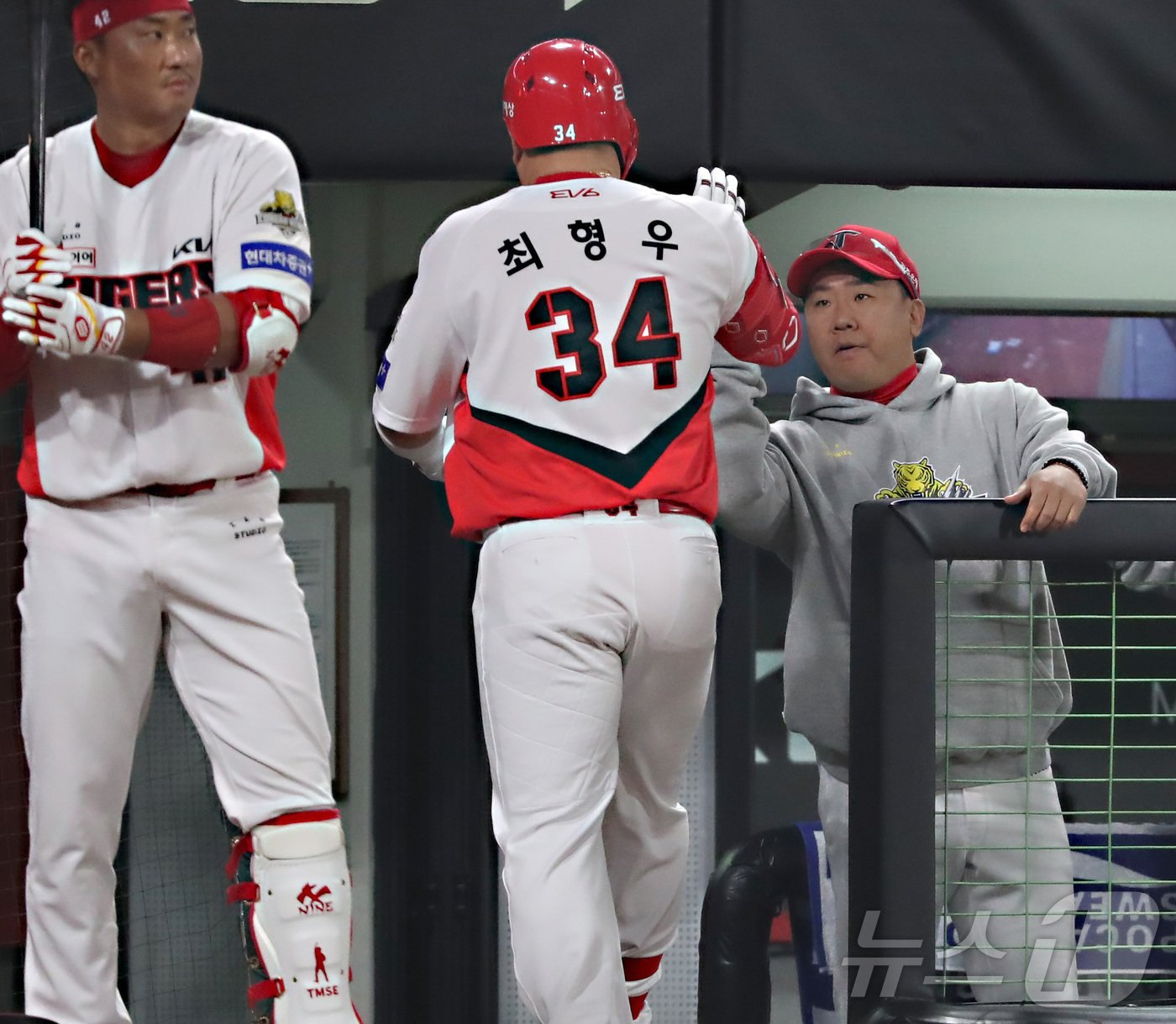 본문 이미지 - 28일 오후 광주 북구 기아챔피언스필드에서 열린 프로야구 '2024 신한 SOL 뱅크 KBO 포스트시즌' 한국시리즈 5차전 삼성 라이온즈와 기아 타이거즈의 경기에서 5회말 무사 기아 최형우가 솔로 홈런을 친뒤 이범호 감독과 하이파이브를 하고 있다. 2024.10.28/뉴스1 ⓒ News1 김기남 기자