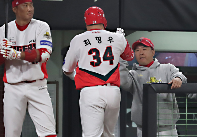 '적' 최형우 만나는 KIA 이범호 감독 "첫 경기는 봐 주지 않을까요"
