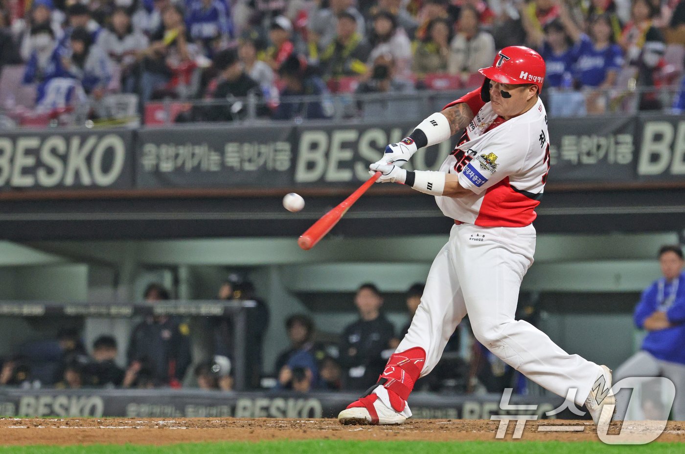 본문 이미지 - 28일 오후 광주 기아챔피언스필드에서 열린 프로야구 '2024 신한 SOL 뱅크 KBO 포스트시즌' 한국시리즈 5차전 삼성 라이온즈와 KIA 타이거즈의 경기, 5회말 KIA 공격 선두타자 최형우가 솔로홈런을 치고 있다. 2024.10.28/뉴스1 ⓒ News1 장수영 기자