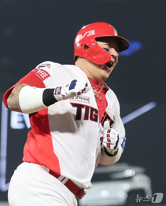 본문 이미지 - 28일 오후 광주 기아챔피언스필드에서 열린 프로야구 '2024 신한 SOL 뱅크 KBO 포스트시즌' 한국시리즈 5차전 삼성 라이온즈와 KIA 타이거즈의 경기, 5회말 KIA 공격 선두타자 최형우가 솔로홈런을 친 뒤 홈으로 달리고 있다. 2024.10.28/뉴스1 ⓒ News1 장수영 기자