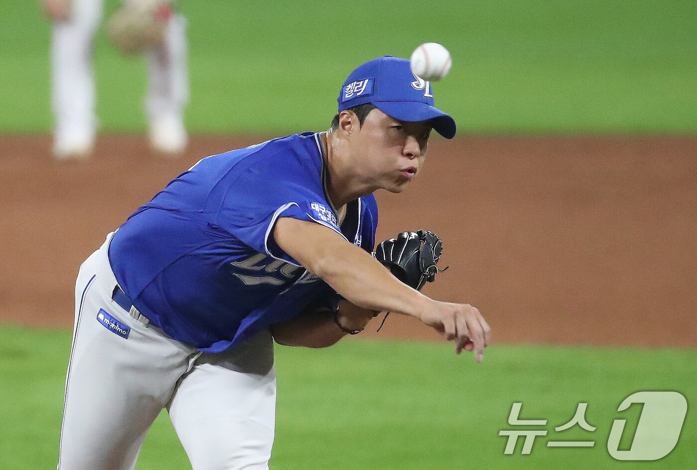 본문 이미지 - 28일 오후 광주 기아챔피언스필드에서 열린 프로야구 '2024 신한 SOL 뱅크 KBO 포스트시즌' 한국시리즈 5차전 삼성 라이온즈와 KIA 타이거즈의 경기에서 삼성 김윤수가 역투하고 있다. 2024.10.28/뉴스1 ⓒ News1 임세영 기자