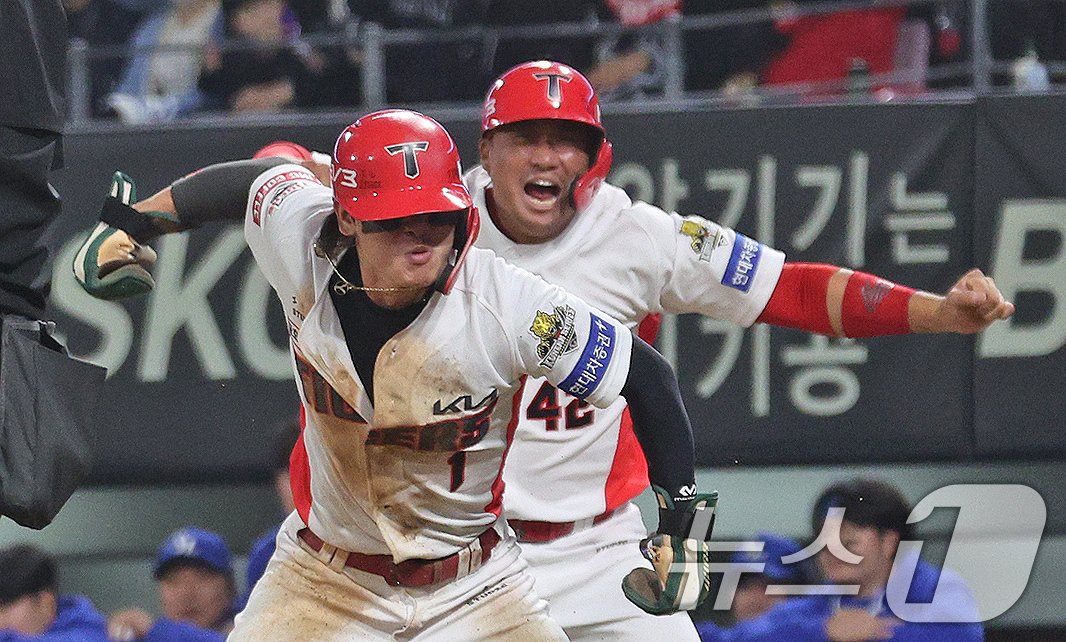 28일 오후 광주 기아챔피언스필드에서 열린 프로야구 &#39;2024 신한 SOL 뱅크 KBO 포스트시즌&#39; 한국시리즈 5차전 삼성 라이온즈와 KIA 타이거즈의 경기, 5회말 KIA 공격 2사 만루 상황에서 삼성 김윤수의 폭투로 동점을 만든 3루주자 김태군과 2루주자 박찬호가 포효하고 있다. 2024.10.28/뉴스1 ⓒ News1 장수영 기자